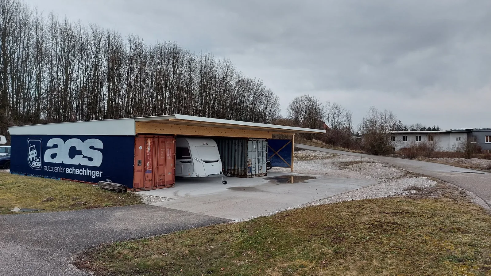 Überdachte Stellfläche des Autocenter Schachinger mit großer ACS-Beschriftung