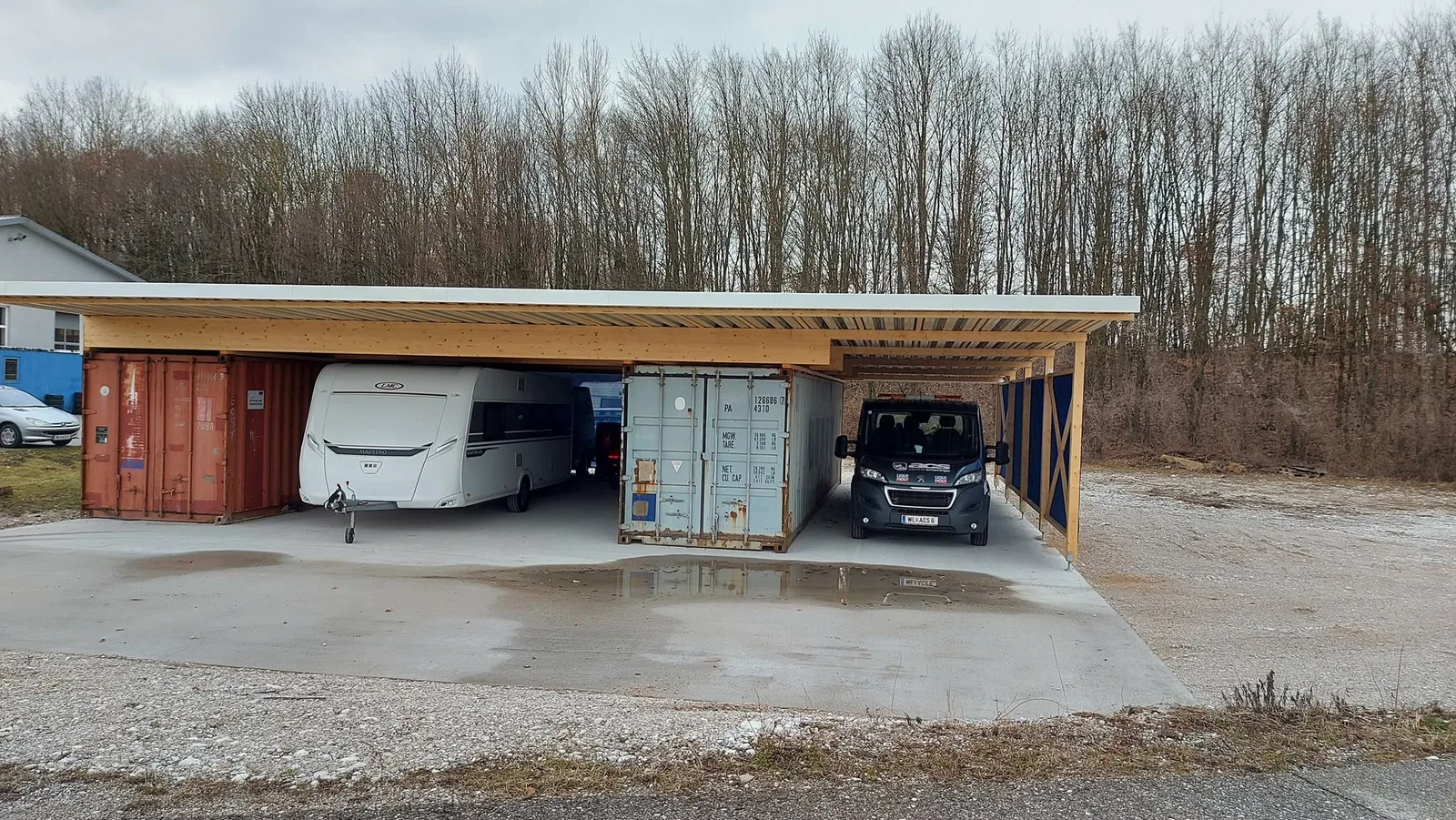 Stellfläche des Autocenter Schachinger mit Wohnwagen und Werkstattfahrzeug
