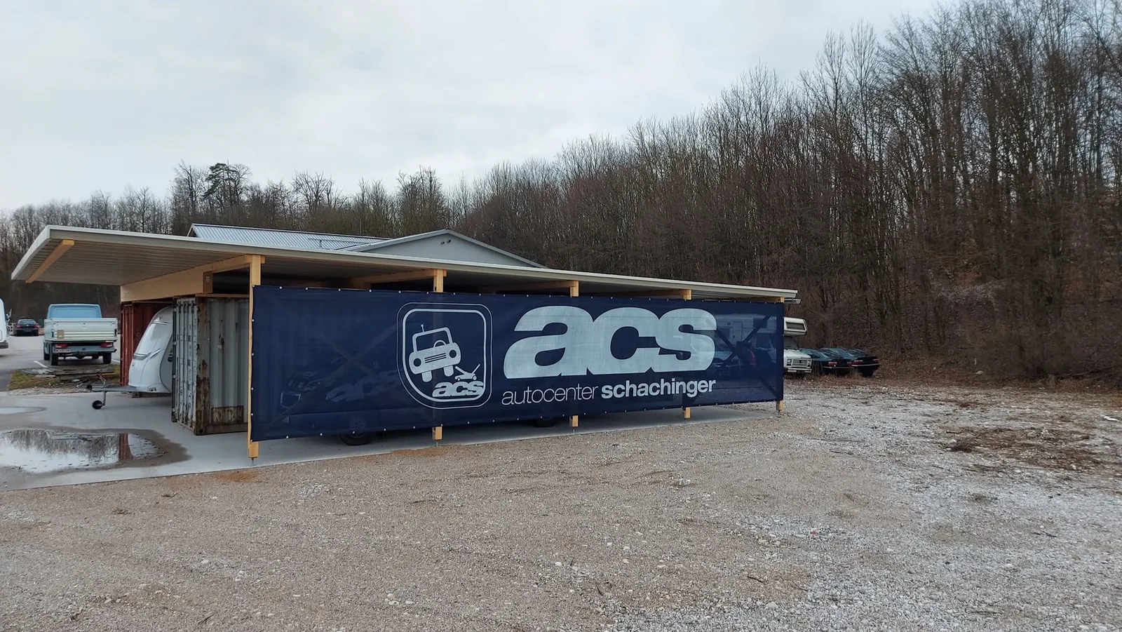 ACS-Banner an der überdachten Stellfläche des Autocenter Schachinger