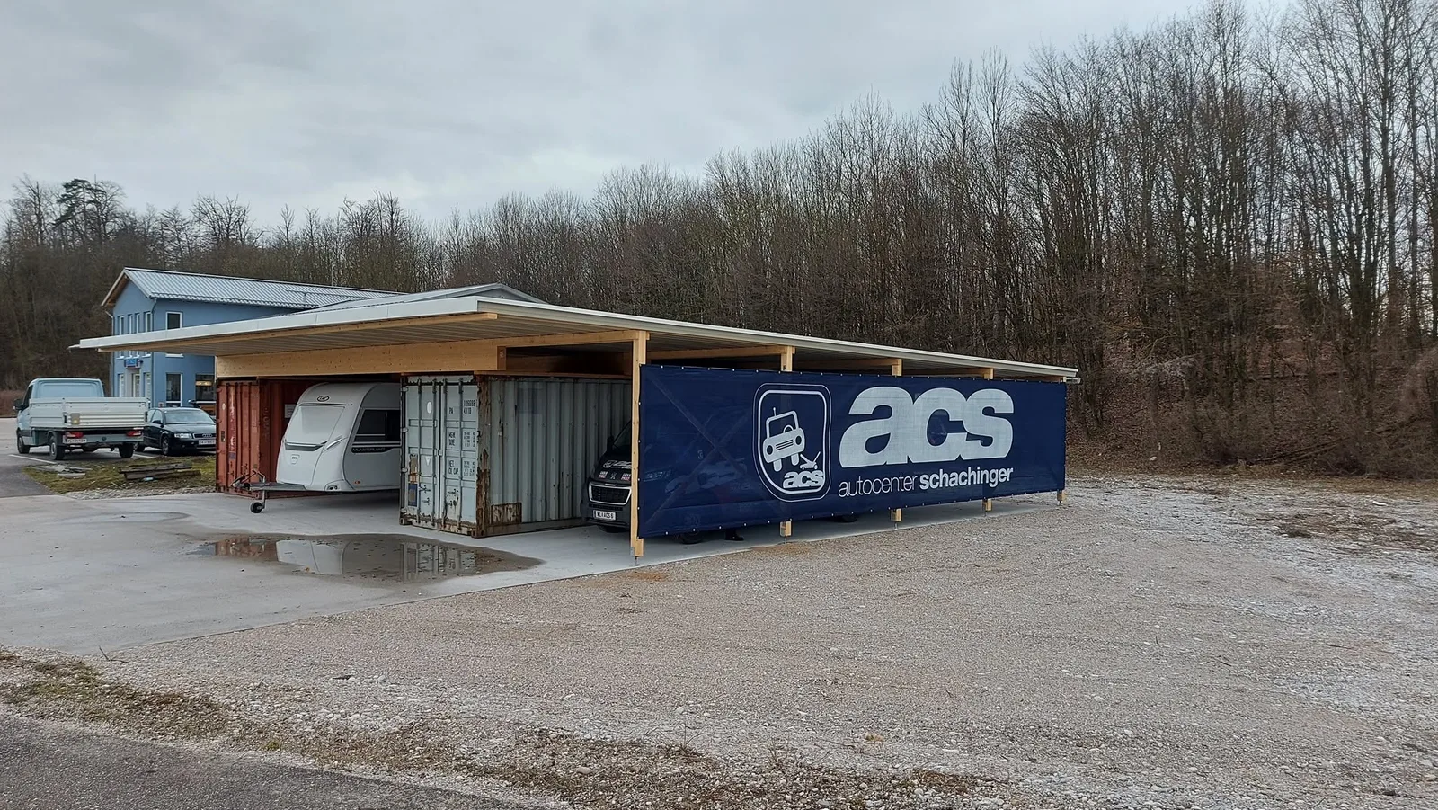 Stellfläche mit dem Werkstattgebäude des Autocenter Schachinger im Hintergrund