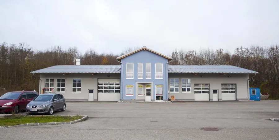 Werkstattgebäude und Vorplatz des Autocenter Schachinger